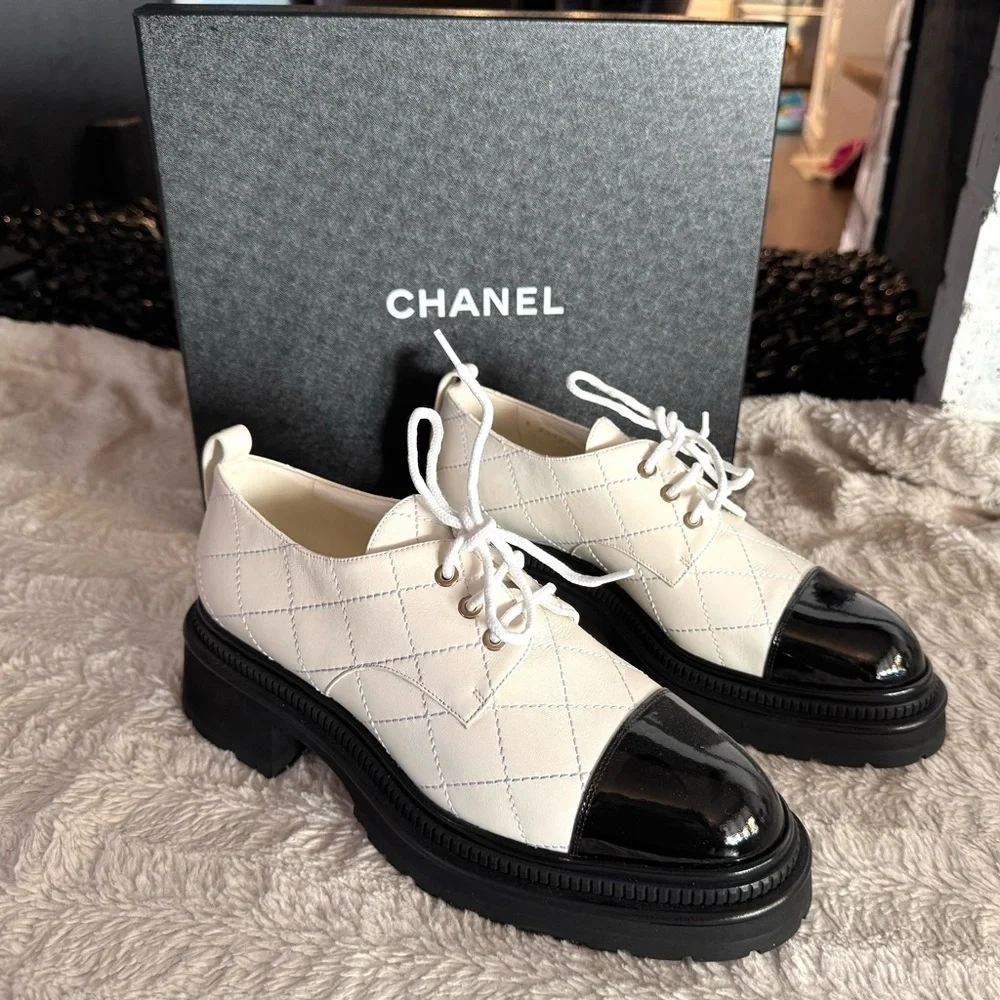 CHANEL authentic quilted